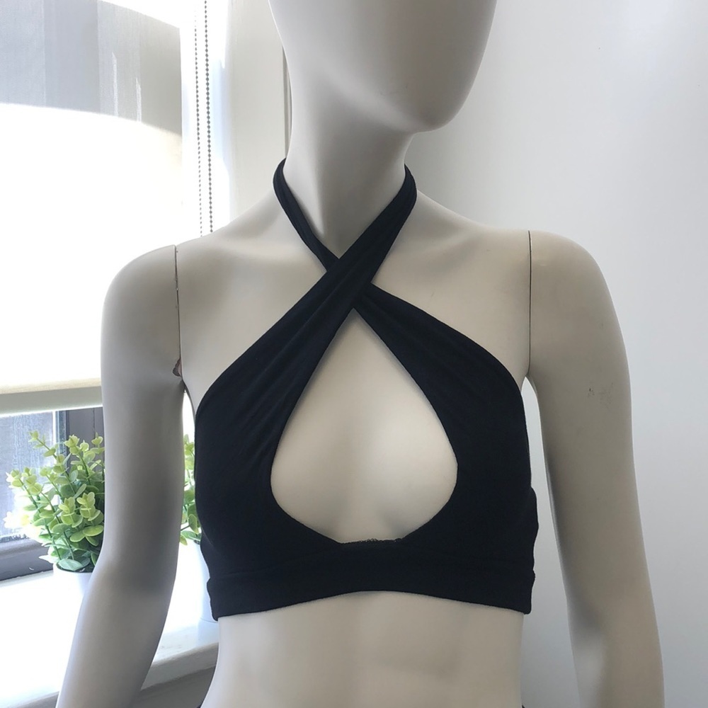 PRETTY LITTLE THING JERSEY HALTERNECK CROP TOP